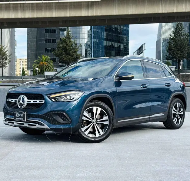 Foto Mercedes Clase GLA 200 Progressive usado (2021) color Azul financiado en mensualidades(enganche $120,780 mensualidades desde $11,915)