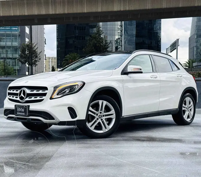 Foto Mercedes Clase GLA 200 CGI usado (2019) color Blanco financiado en mensualidades(enganche $74,580 mensualidades desde $7,357)
