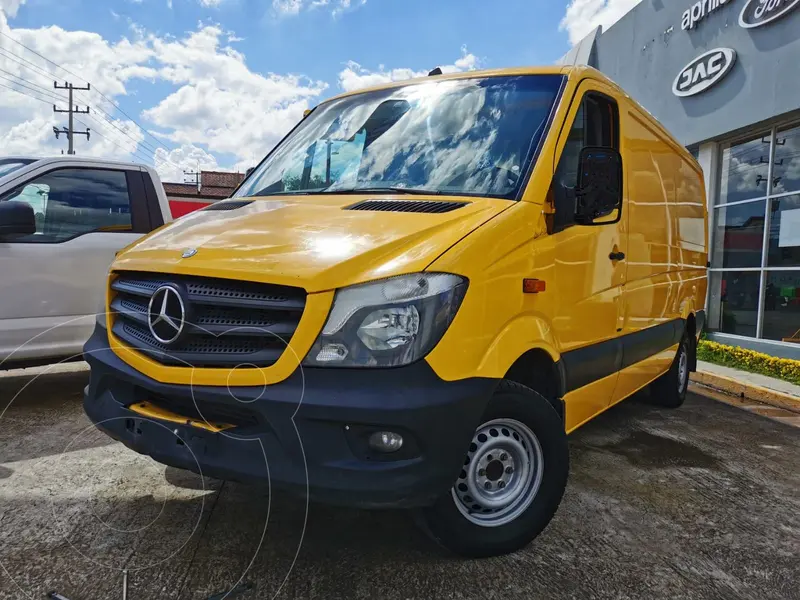 Foto Mercedes Sprinter VAN Cargo 315 usado (2016) color Amarillo financiado en mensualidades(enganche $90,000 mensualidades desde $11,135)
