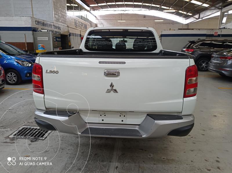 Foto Mitsubishi L200 4x2 2.4L Cabina Doble usado (2018) color Blanco precio $305,500