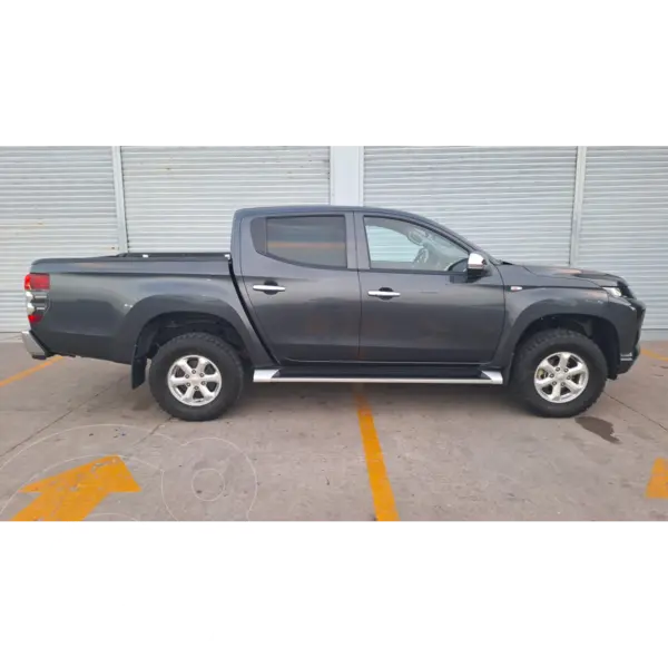 Foto Mitsubishi L200 GLX Diesel 4x4 usado (2022) color Gris precio $445,000