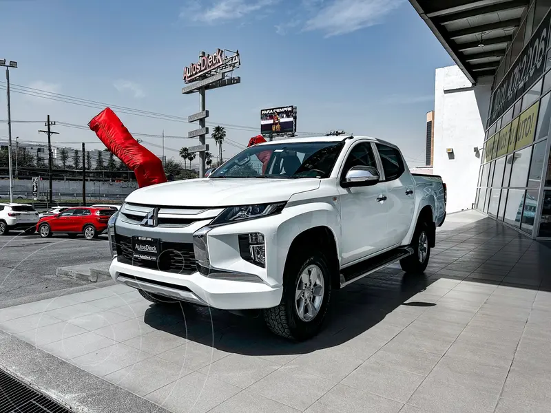 Foto Mitsubishi L200 GLX 4x2 usado (2022) color Blanco financiado en mensualidades(enganche $89,980 mensualidades desde $9,208)