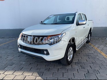 foto Mitsubishi L200 4x4 2.5L DI-D Cabina Doble usado (2017) color Blanco precio $349,900