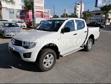 Foto Mitsubishi L200 4x2 2.4L Cabina Doble usado (2015) color Blanco precio $240,000