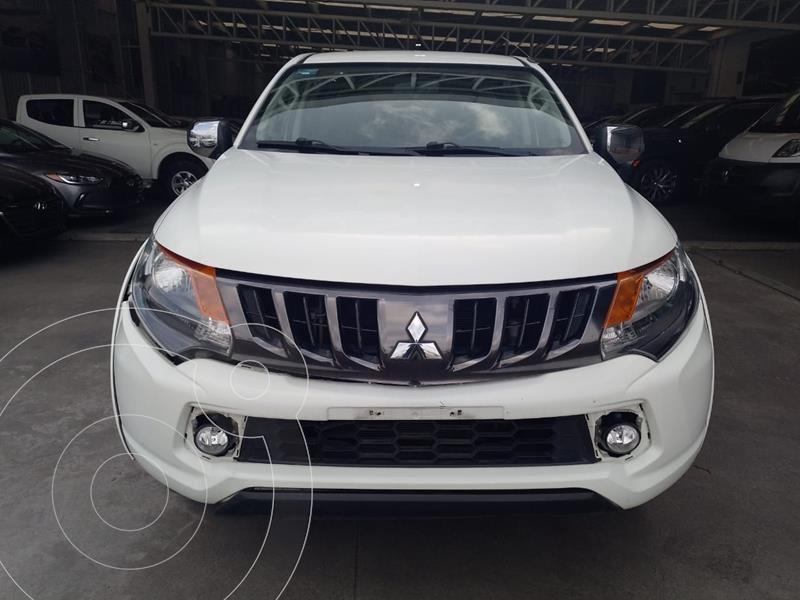 Foto Mitsubishi L200 4x2 2.4L Cabina Doble usado (2018) color Blanco precio $305,500