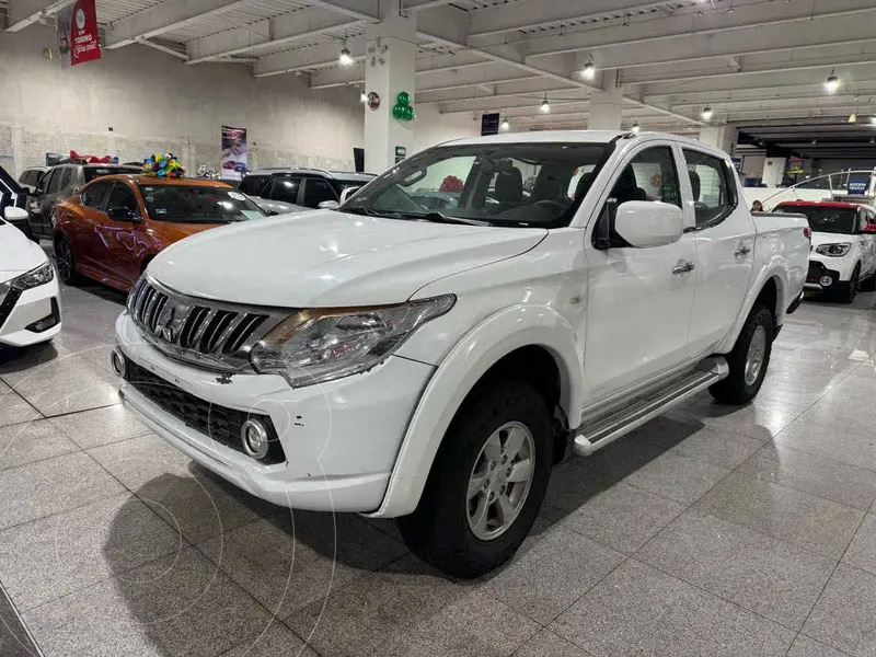 Foto Mitsubishi L200 4x2 2.4L Cabina Doble usado (2018) color Blanco precio $275,000
