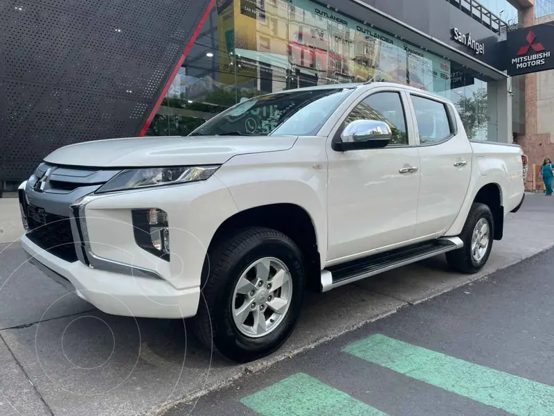 Foto Mitsubishi L200 GLX 4x2 usado (2022) color Blanco financiado en mensualidades(enganche $82,656 mensualidades desde $7,887)