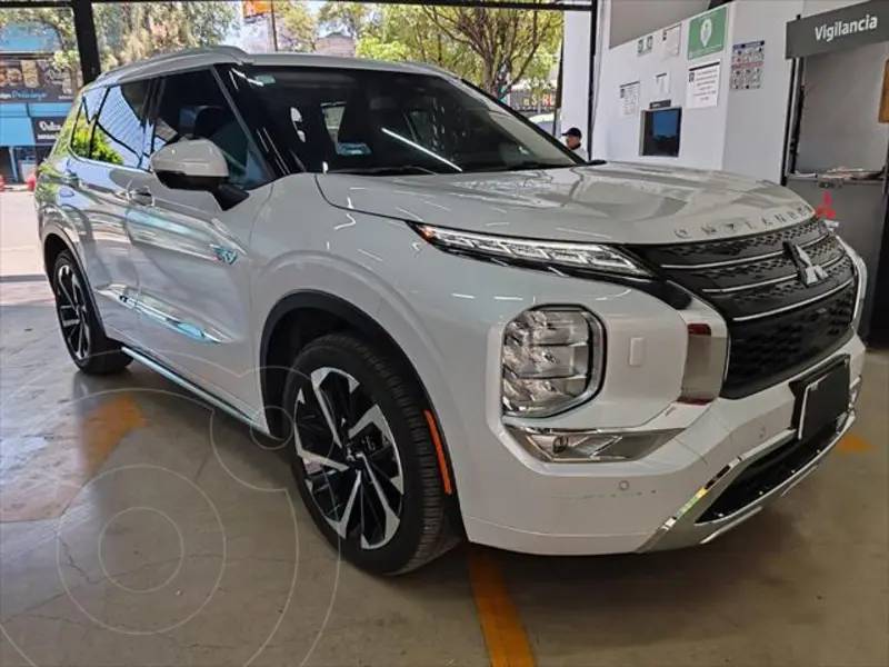 Foto Mitsubishi Outlander PHEV Limited usado (2023) color Blanco precio $819,000