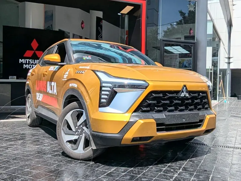 Foto Mitsubishi Outlander Sport SE usado (2025) color Amarillo financiado en mensualidades(enganche $173,595 mensualidades desde $7,458)