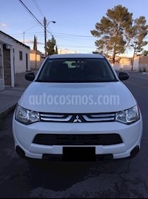 Foto venta Auto Seminuevo Mitsubishi Outlander 2.4L ES (2014) color Blanco precio $213,000