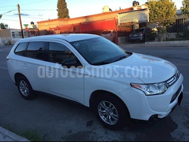 Foto venta Auto Seminuevo Mitsubishi Outlander 2.4L ES (2014) color Blanco precio $215,000
