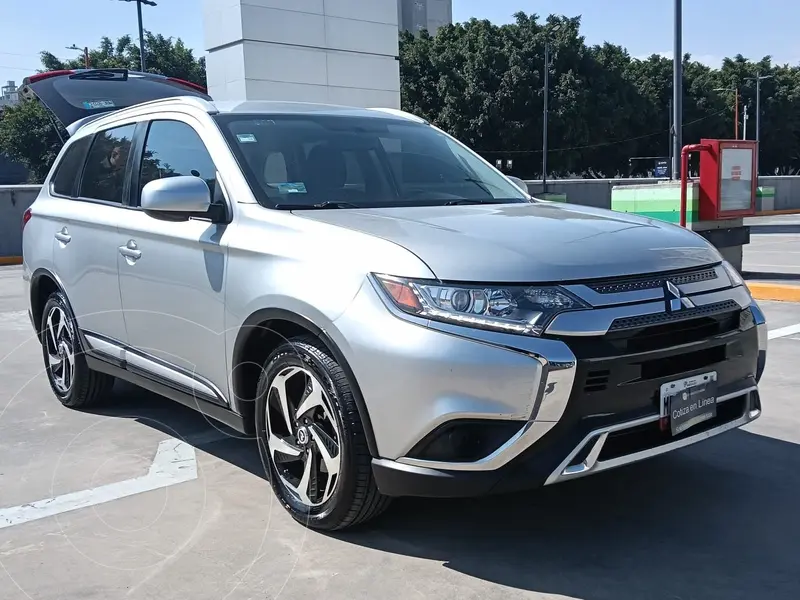 Foto Mitsubishi Outlander ES usado (2020) color plateado financiado en mensualidades(enganche $113,292 mensualidades desde $4,867)