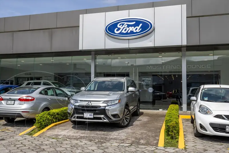 Foto Mitsubishi Outlander SE usado (2019) color Plata precio $264,000