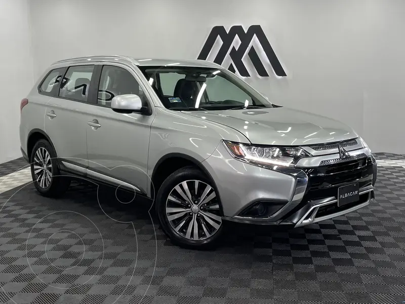 Foto Mitsubishi Outlander ES usado (2020) color plateado precio $374,999