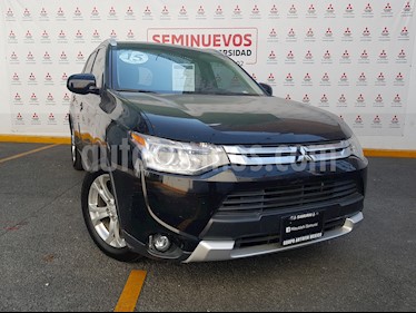 Mitsubishi Outlander 2.4L ES usado (2015) color Negro precio $230,000