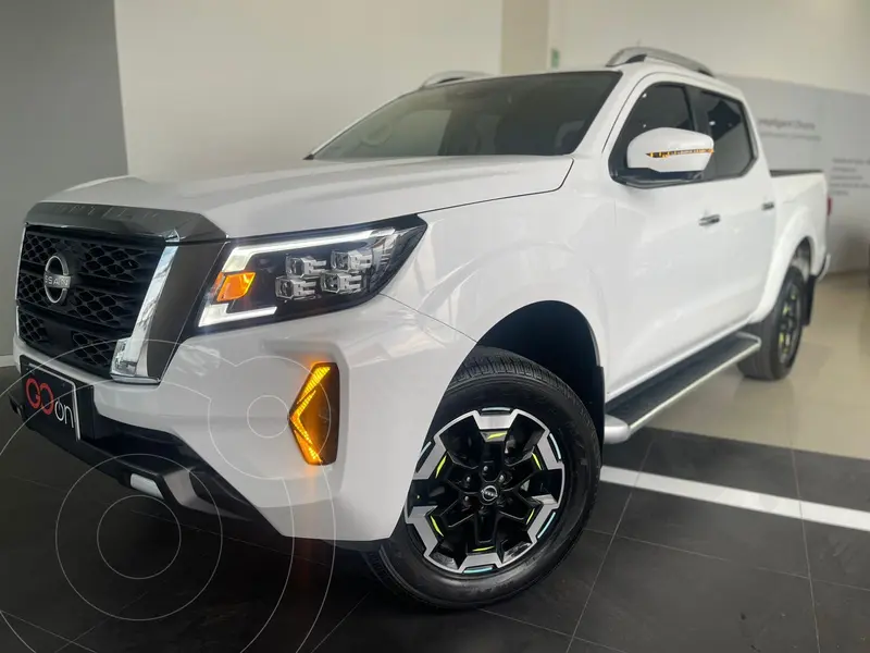 Foto Nissan Frontier  LE Aut Platinum usado (2024) color Blanco financiado en mensualidades(enganche $185,300 mensualidades desde $14,170)