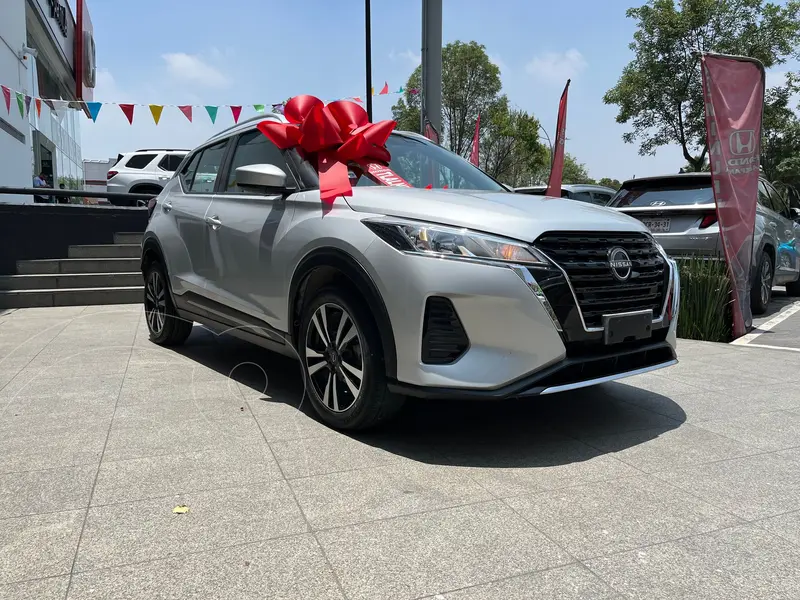 Foto Nissan Kicks Advance usado (2023) color plateado precio $327,000
