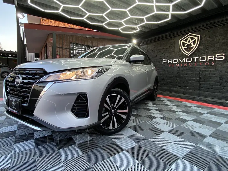 Foto Nissan Kicks Advance Aut usado (2022) color Gris Oxford precio $289,900