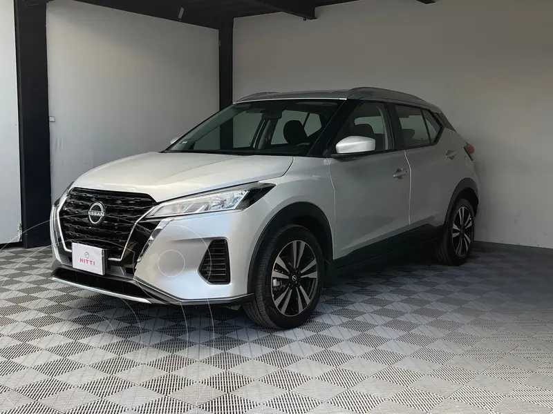 Foto Nissan Kicks Advance usado (2024) color plateado precio $368,000
