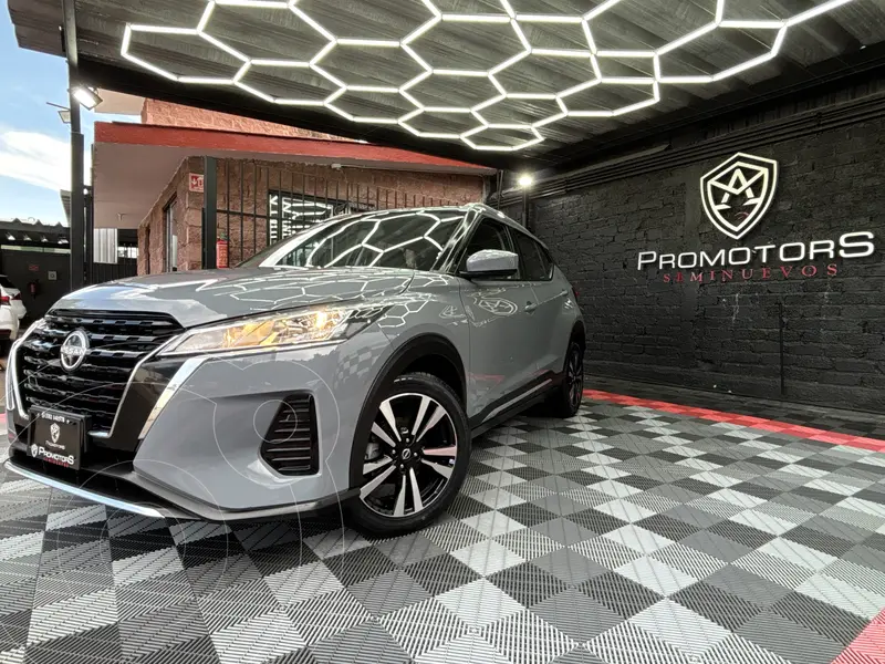 Foto Nissan Kicks Advance Aut usado (2022) color Gris precio $294,900