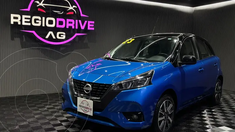 Foto Nissan March Exclusive Bi-tono usado (2023) color Azul Electrico financiado en mensualidades(enganche $53,980 mensualidades desde $6,650)