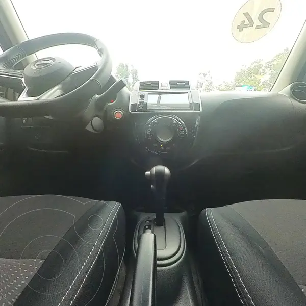Foto Nissan March Exclusive usado (2024) color Rojo precio $288,990