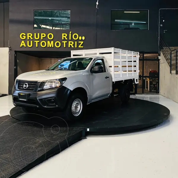 Foto Nissan NP300 2.5L Estacas Dh A/A Paquete de Seguridad usado (2020) color plateado financiado en mensualidades(enganche $40,302 mensualidades desde $8,497)