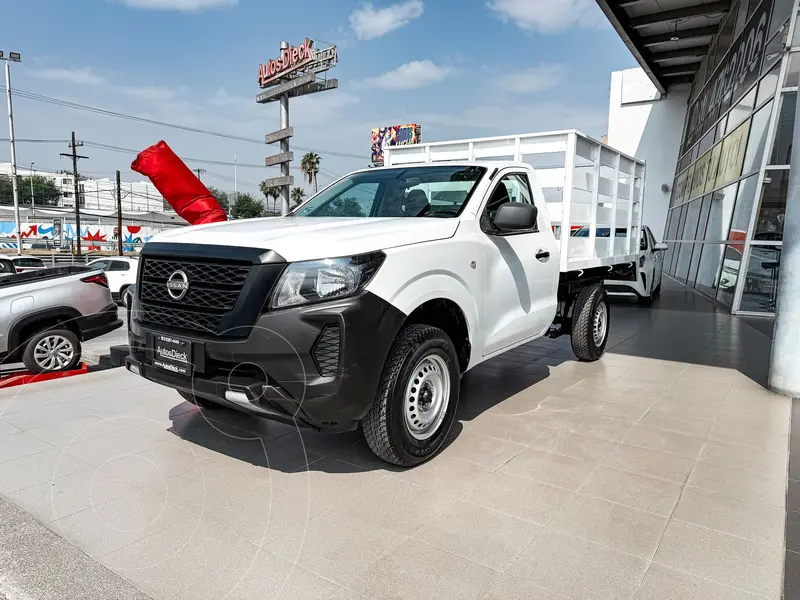 Foto Nissan NP300 Chasis usado (2023) color Blanco financiado en mensualidades(enganche $85,580 mensualidades desde $8,758)