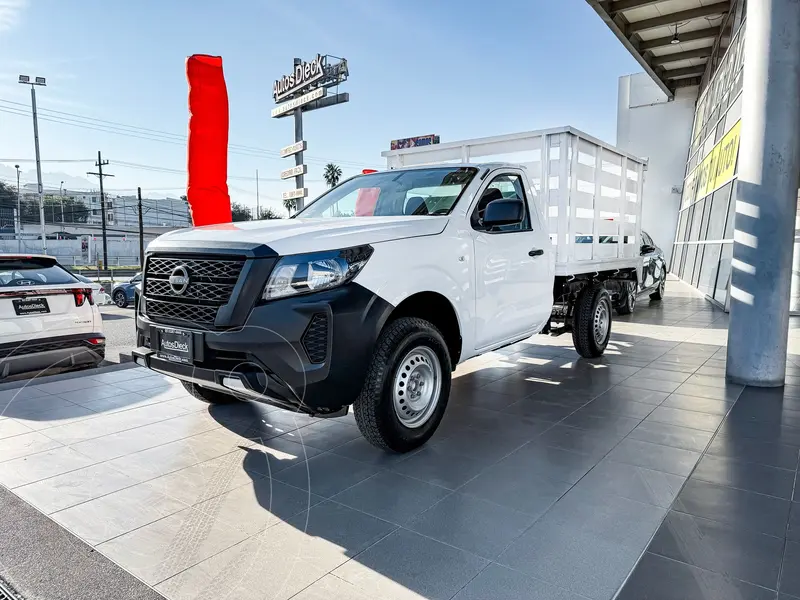 Foto Nissan NP300 2.5L Estacas Dh A/A usado (2023) color Blanco financiado en mensualidades(enganche $87,780 mensualidades desde $8,983)