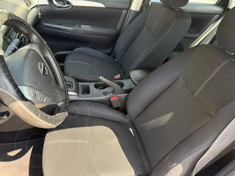 Foto Nissan Sentra Sense Aut usado (2017) color plateado precio $180,000