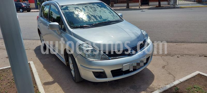 Nissan Tiida Hatchback Visia usado (2015) color Plata Metalizado precio $750.000