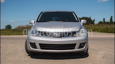 foto Nissan Tiida Hatchback Tekna usado (2011) color Plata Metalizado precio $200.000