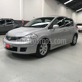 foto Nissan Tiida Hatchback Tekna usado (2011) color Gris Claro precio $301.125