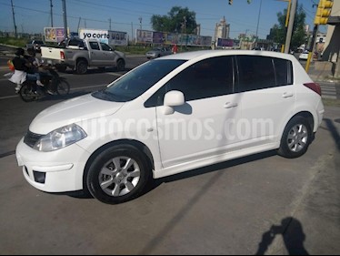 Foto Nissan Tiida Hatchback Visia usado (2014) color Blanco precio $375.000