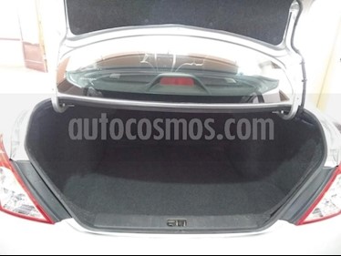 Nissan Versa Sense Aut usado (2018) color Gris Claro precio $600.000