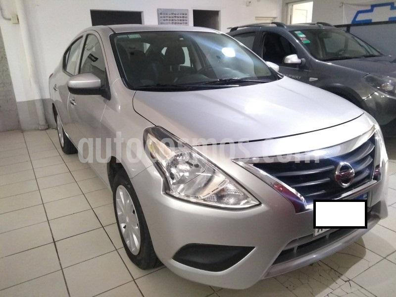 Nissan Versa Sense Aut usado (2018) color Gris Claro precio $1.100.000