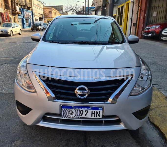 foto Nissan Versa Sense Aut usado (2018) color Gris Claro precio $890.000