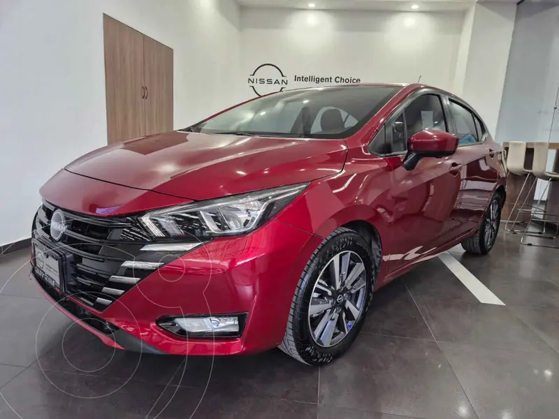 Foto Nissan Versa Advance usado (2023) color Vino Tinto precio $335,000