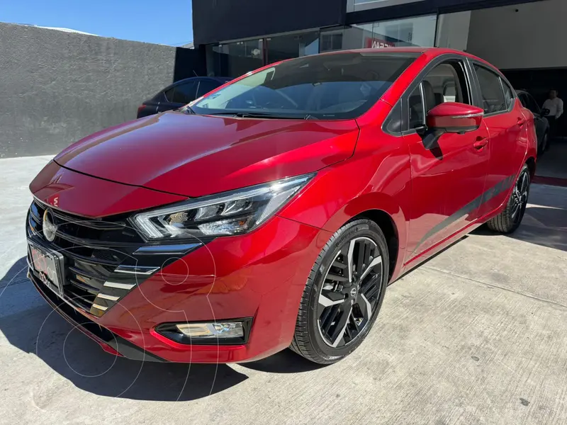 Foto Nissan Versa Exclusive Aut usado (2024) color Rojo financiado en mensualidades(enganche $110,362 mensualidades desde $8,439)