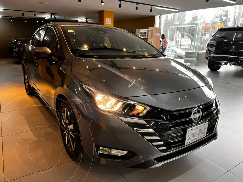 Foto Nissan Versa Exclusive Aut usado (2023) color Gris precio $329,000