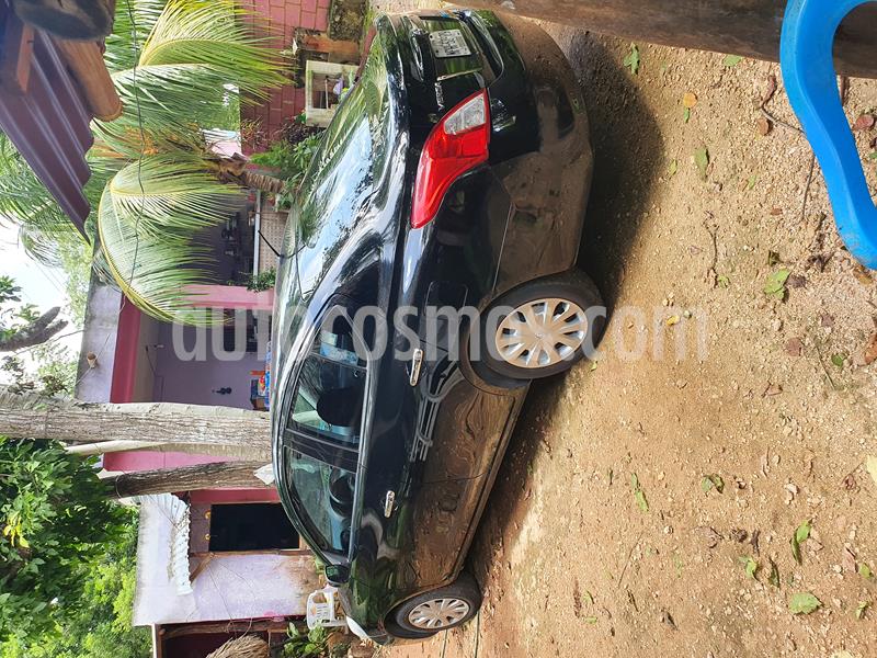 Nissan Versa Sense usado (2014) color Negro precio $94,000