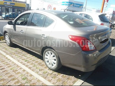 Foto Nissan Versa Sense usado (2017) color Acero precio $142,000