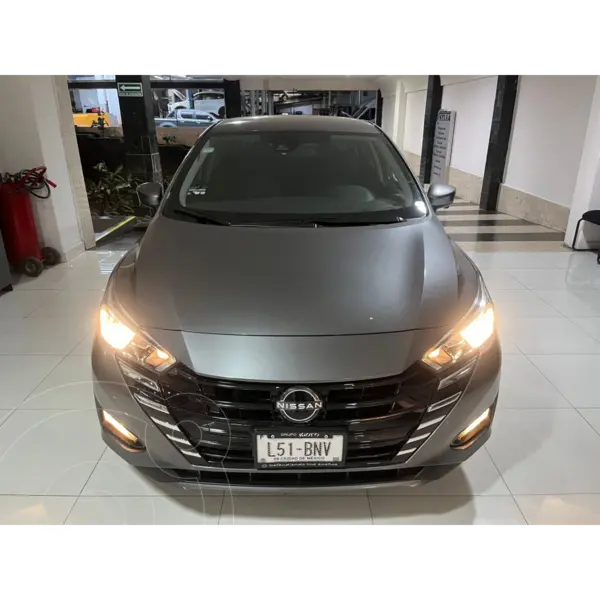 Foto Nissan Versa Advance usado (2024) color Gris Oscuro precio $275,000