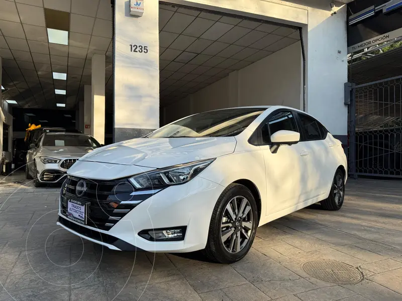 Foto Nissan Versa Advance Aut usado (2025) color Blanco precio $329,900