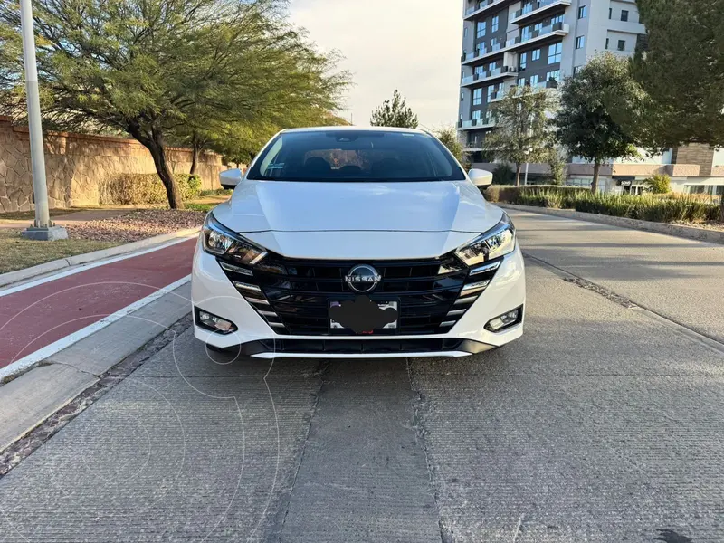 Foto Nissan Versa Advance usado (2023) color Blanco precio $300,000
