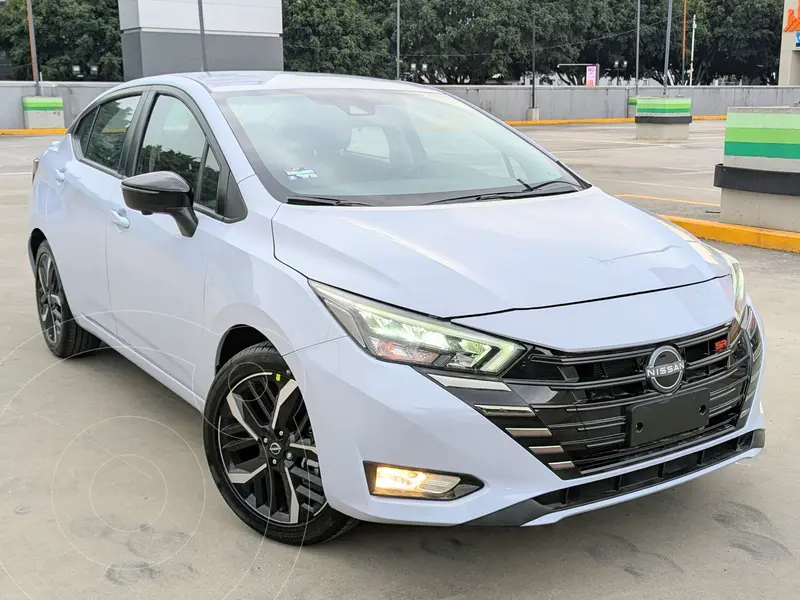 Foto Nissan Versa SR usado (2025) color plateado financiado en mensualidades(enganche $136,899 mensualidades desde $5,881)