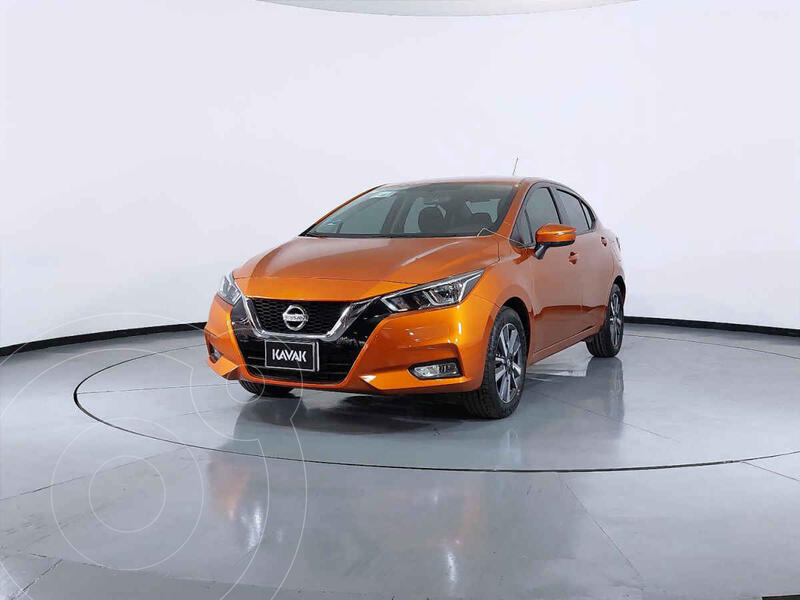 Foto Nissan Versa Advance usado (2021) color Naranja precio $322,999