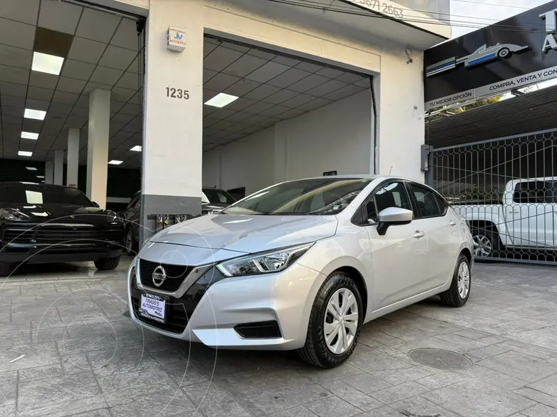 Foto Nissan Versa Sense Aut usado (2021) color Plata precio $239,000