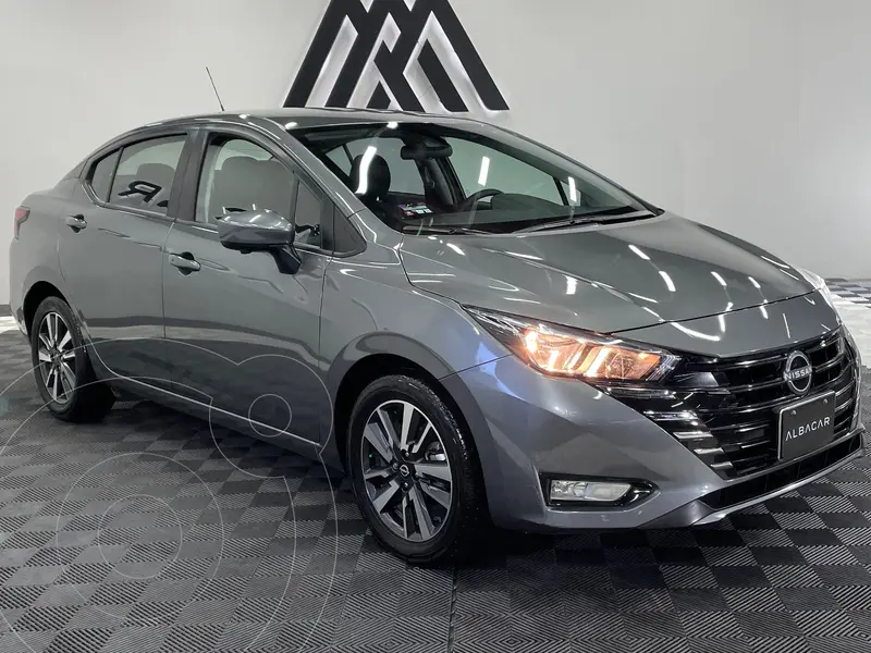 Foto Nissan Versa Advance usado (2024) color Granito precio $297,999