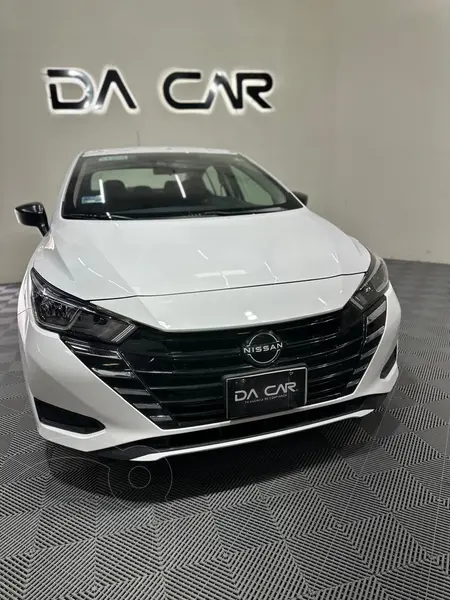 Foto Nissan Versa Sense Aut usado (2023) color Blanco precio $275,000